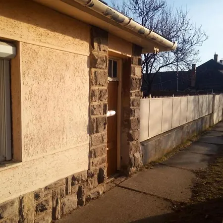 Apartament Gyoengyoesi Kertes Haz *